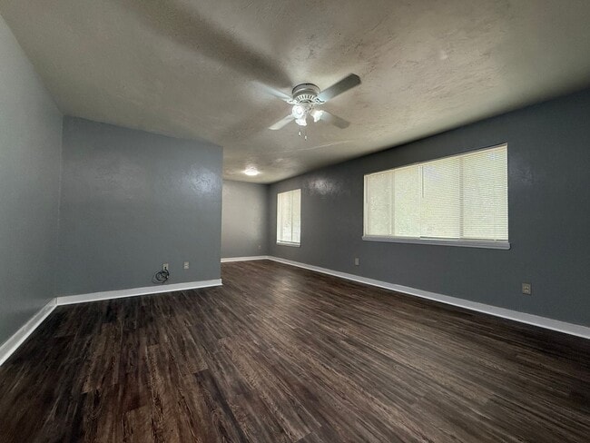 Photo - Downstairs unit off E Park avail NOW!!! Unit D