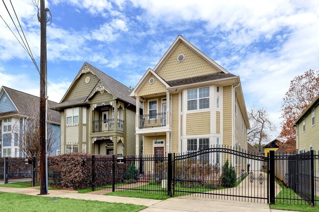 Building Photo - 848 W 25th St