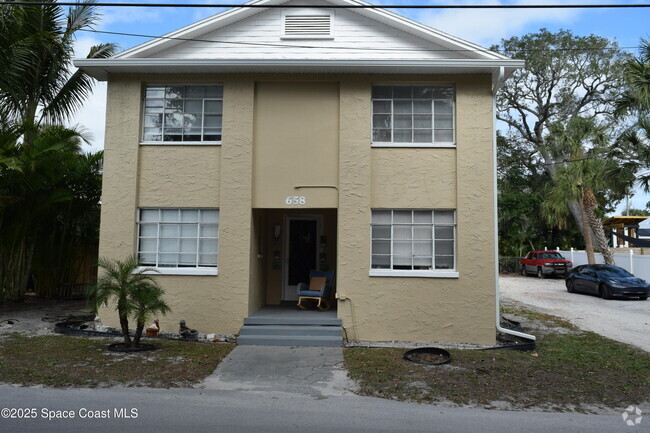 Building Photo - 658 Young St Unit 4 Rental