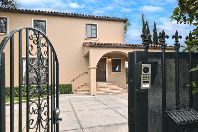 Photo - 6111 San Vicente Blvd