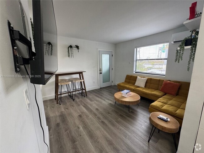 Building Photo - 584 NW 30th St Unit 3 Rental