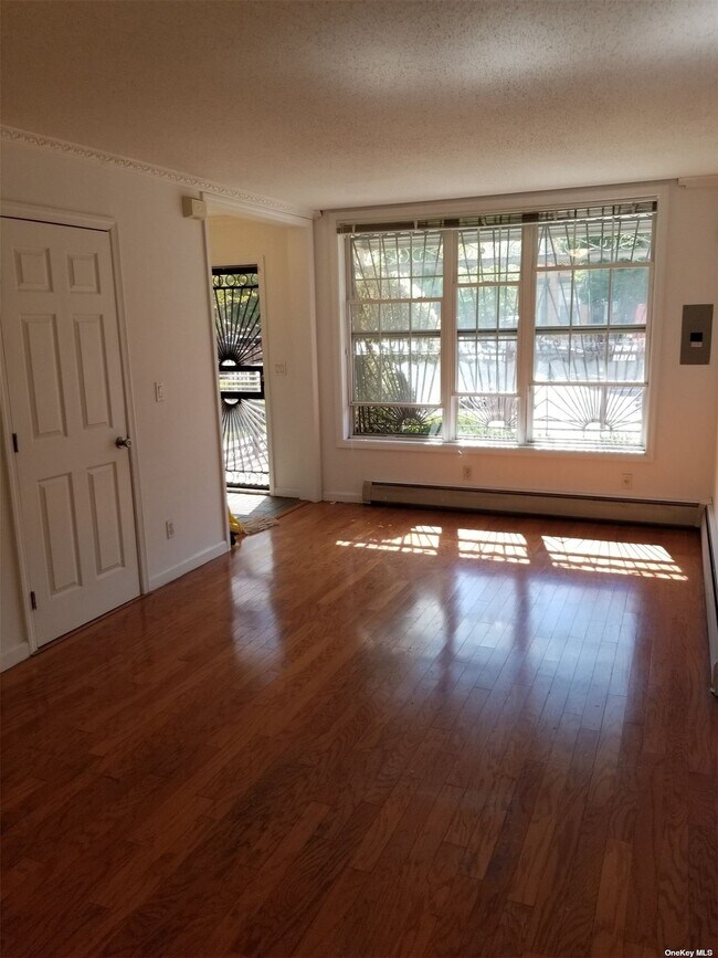 Photo - 871 Dumont Ave