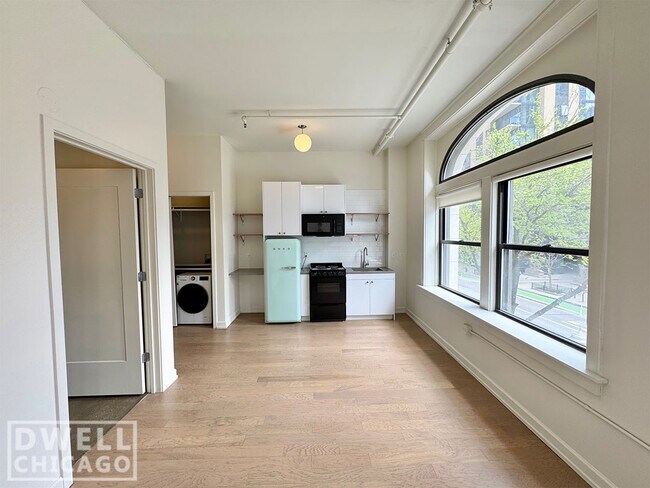 102 W Chicago Ave