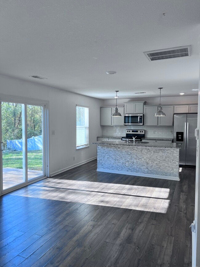 Photo - 1610 River Poppy Road