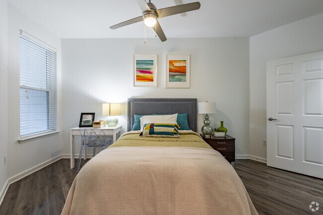 2BR, 2BA - 989SF