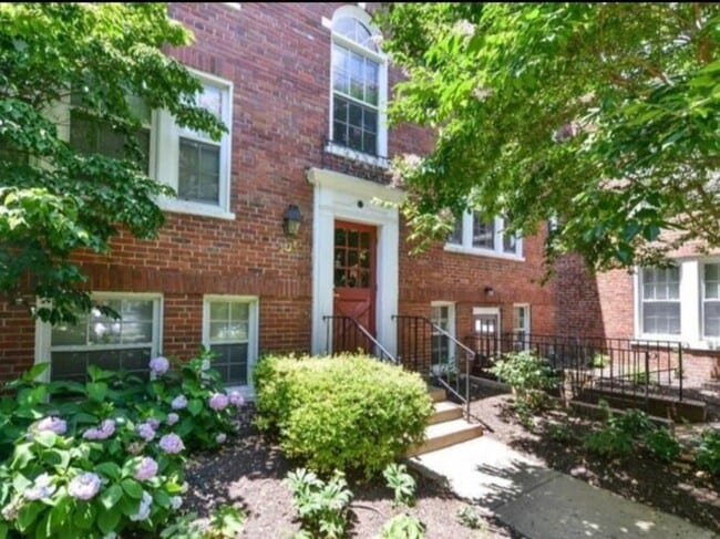 Building Photo - 1728 N Rhodes St Unit 281