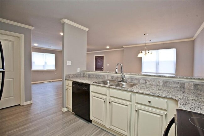 Photo - 4 Bed 4.5 Bath Townhouse just mins away from the University!