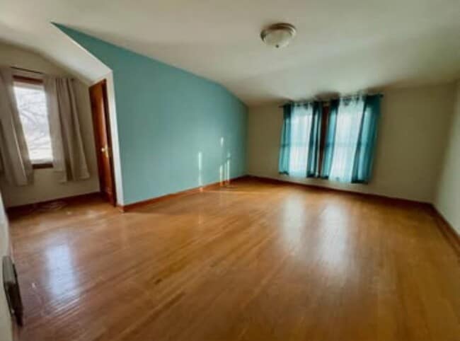 Photo - 815 Main St S