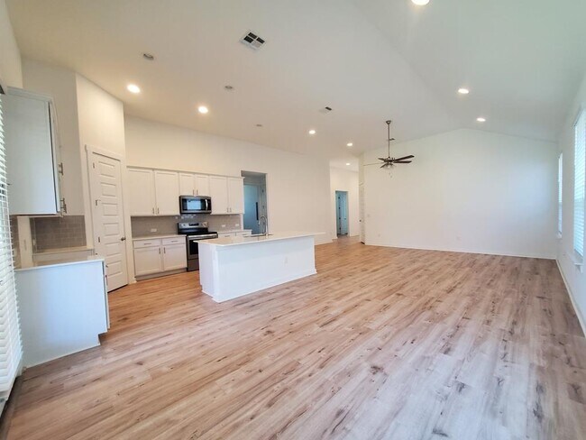 Photo - 648 Peace Pipe Way