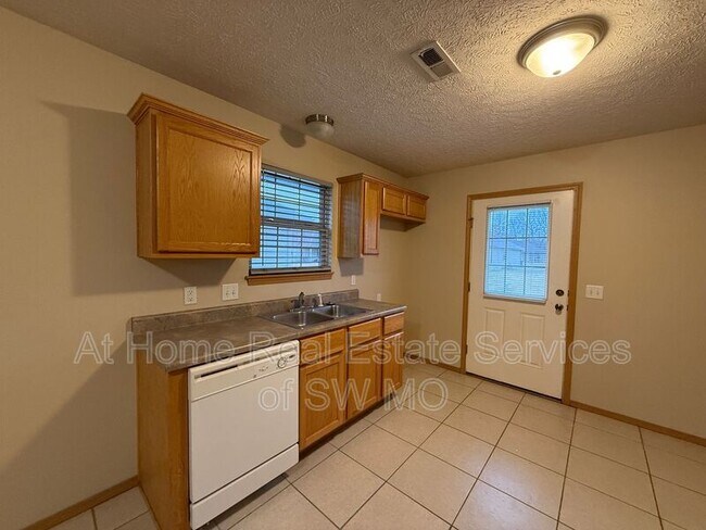 Photo - 1171 N Northwood Ave