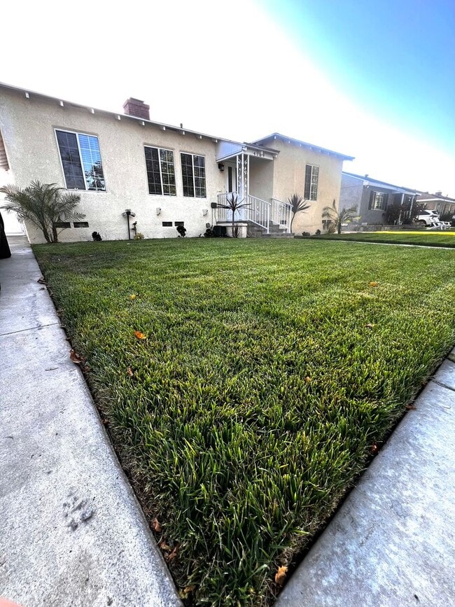 Photo - Single Family. 3-bed Home - Desireable Neighborhood!