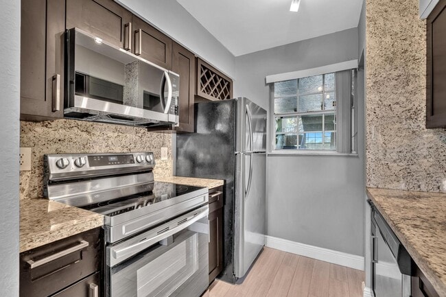 Building Photo - 2850 N Oakland Forest Dr Rental