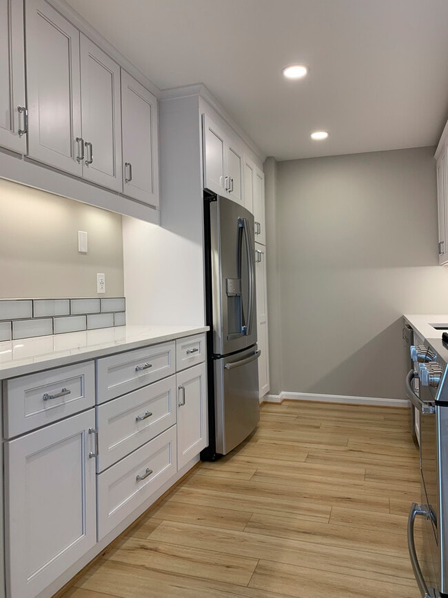 Kitchen - Left Side - 4141 N Henderson Rd Unit Hyde Park #813