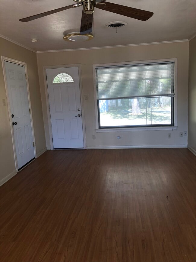 Den - 1529 Woodland Dr