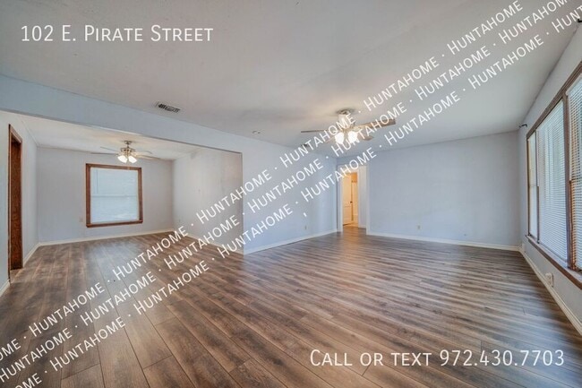 Photo - 102 E Pirate St