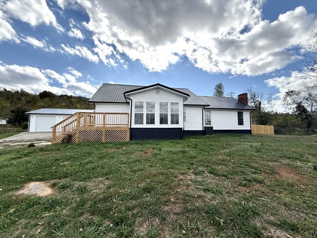 Building Photo - 660 Jones Knob Rd