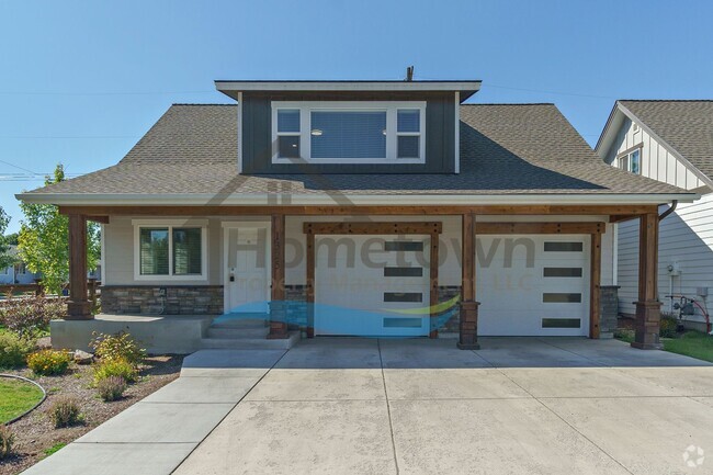 Building Photo - 3 Bedroom 2 Bathroom Home with Attached 2 ...