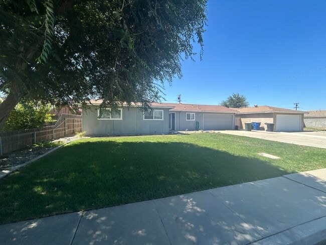 Building Photo - 3 bedroom 2 bath move in ready in Lemoore ... Rental