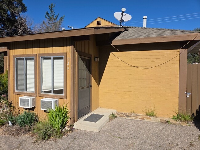 Building Photo - Remodeled 1 Bedroom 1 Bath located in the middle of Ojai Unit 246