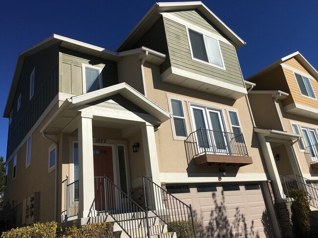 Building Photo - Luxury Townhome in Sandy!!