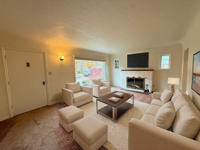 Building Photo - 2375 Onyx St