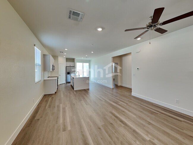 Photo - 826 English Primrose St
