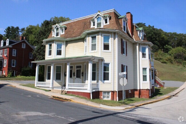 Building Photo - 127 Hanover St Rental