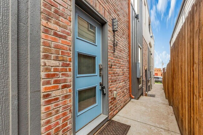 Building Photo - 3303 Navajo St Rental