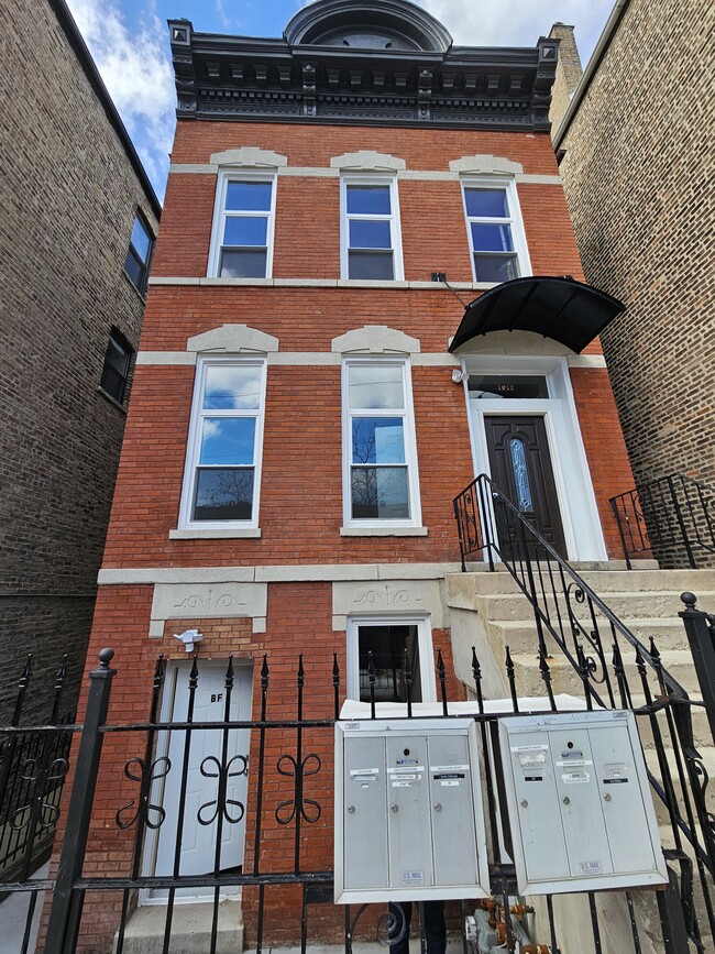 Front of building - 1912 S Throop St Apartments