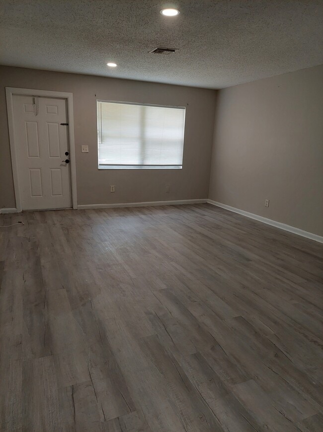 Photo - 653 Bonnie Ln