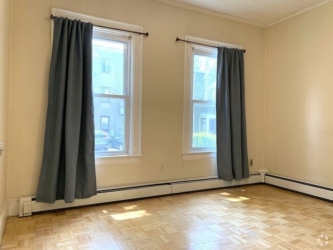 Building Photo - 12 Evergreen Square Unit 1 Rental