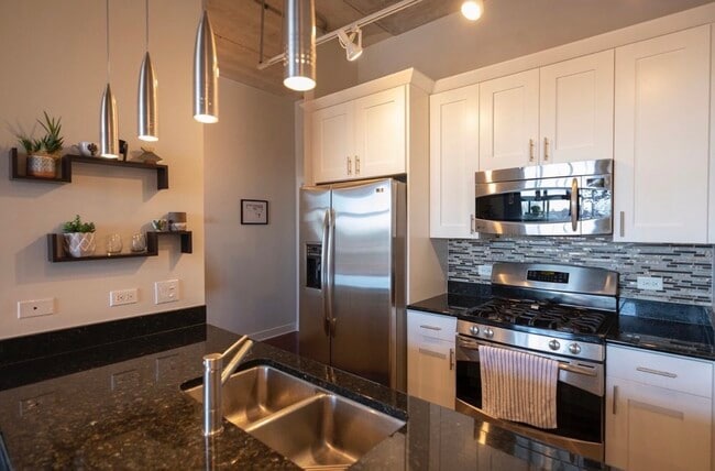 Photo - 3245 N Ashland Ave Unit 3245 N Ashland Ave