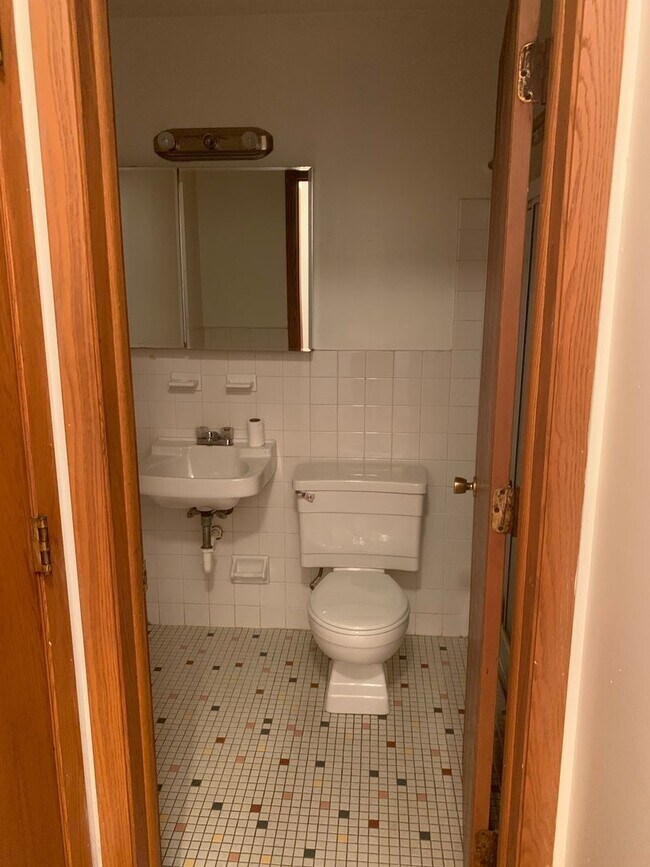 Photo - 800-UNIV