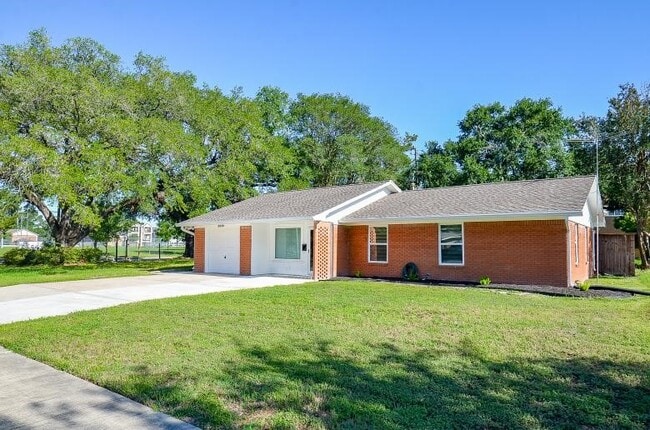 Building Photo - 8330 Waterbury Dr Rental