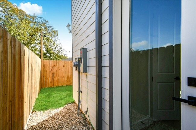 Photo - 3233 Tuam St