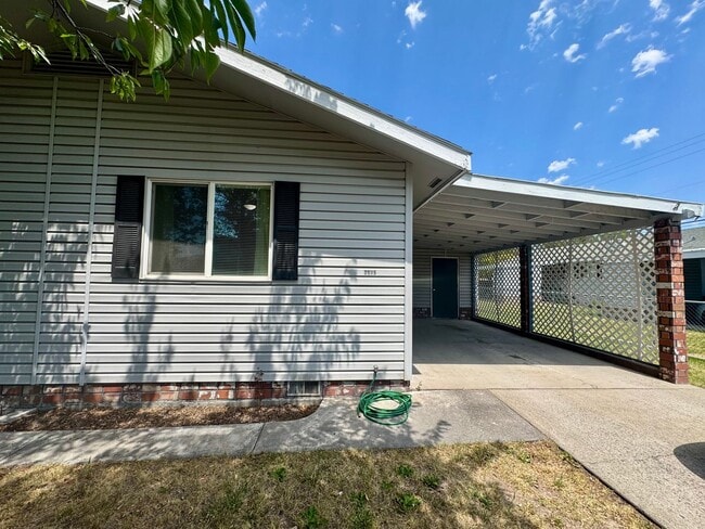 Renovated 2 bed 1 bath duplex near town ce... - Renovated 2 bed 1 bath duplex near town ce... Casa