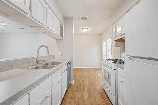 Photo - 1213 Dobie Dr