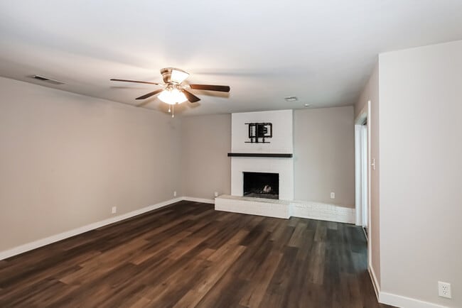 Photo - 1109 Finch Ave