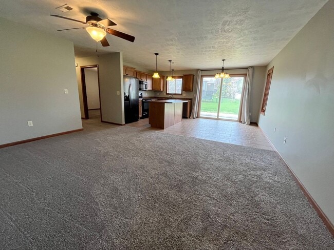 Photo - Ground Floor 2 Bed Condo with Attached Garage!