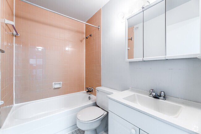1BR + Den, 1BA - 775PC - Salle de bain - 1765 & 1775 Weston Rd Apartments