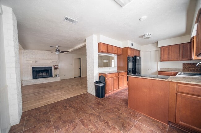 Photo - 13927 Lynnwood Ln