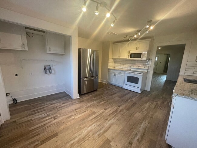 Photo - 3320 W 5th St
