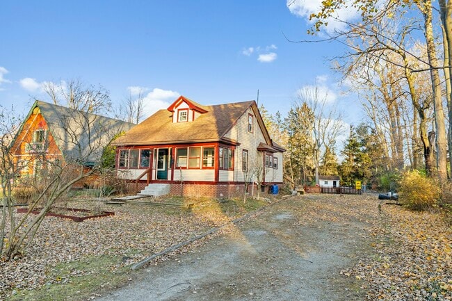 Building Photo - 906 Harrow Rd