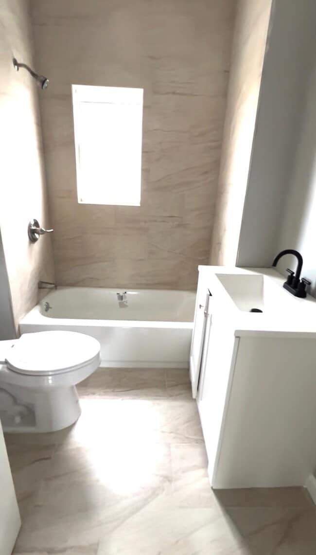 Full bath - 342 Morrissee Ave Unit 1