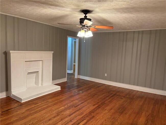 Photo - 111 E Belmont Dr