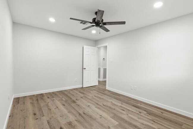 Photo - 15215 Parkville Dr