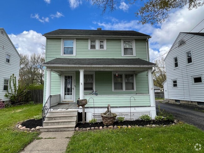 Building Photo - Three Bedroom Home