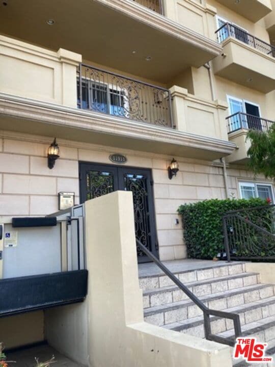 Building Photo - 11911 Mayfield Ave Unit 106 Rental