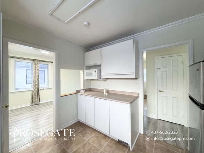 Photo - Pet-Friendly 3-Bedroom Detached Home with Parking & Front Porch in Brampton Unit 1