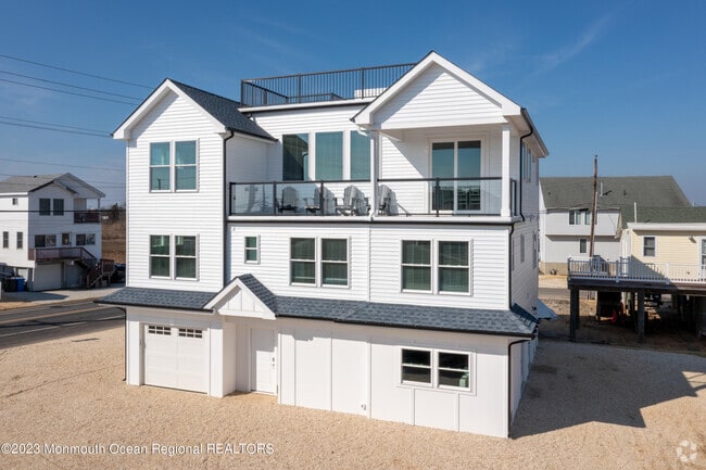 Building Photo - 1308 E Bay Ave Rental